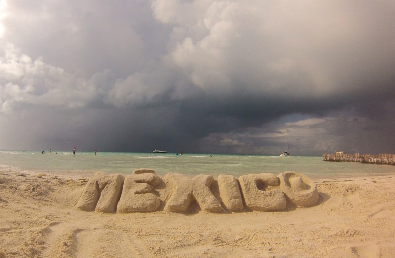 Schriftzug im Sand am Meer